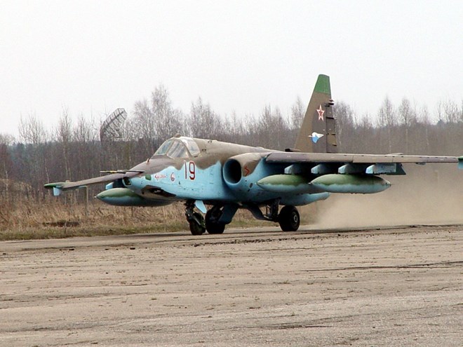 Su-25UTG bay lần đầu tiên vào tháng 9 năm 1988, và khoảng 10 chiếc đã được sản xuất. Một nửa trong số 10 chiế Su-25UTG được sử dụng trong Hải quân Nga, trên hàng không mẫu hạm Đô đốc Kuznetsov.